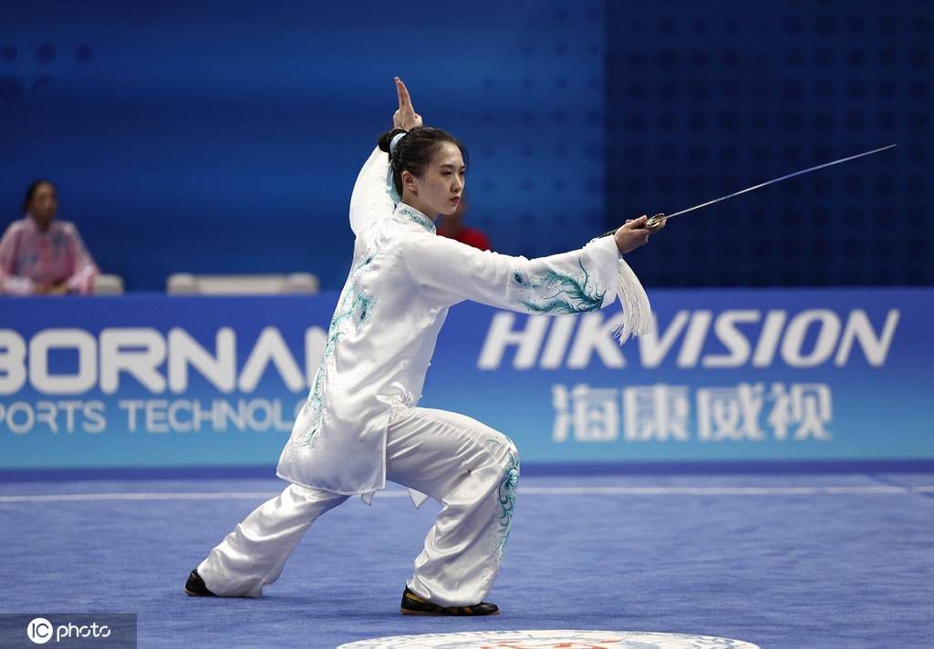 嘉莉（珍妮弗·琼斯 Jennifer Jones 饰）身世于荒僻贫困的山村，长年夜以后，她来到了富贵的年夜都会芝加哥，但愿可以或许在这里过上本身胡想中的糊口。但是，实际倒是残暴的，拮据的经济让她不能不过着俯仰由人的日子。一次偶尔中，嘉莉在火车上碰见了名为杜洛埃（埃迪·艾伯特 Eddie Albert 饰）的男人，杜洛埃多金又激昂大方，嘉莉遂即同他起头了同居糊口。                                  　　以后，嘉莉又碰见了酒店老板赫斯渥（劳伦斯·奥利弗 Laurence Olivier 饰），在赫斯渥的身旁，嘉莉总算过上了胡想中荣华富贵纸醉金迷的糊口。可是好景不长，一场不测让赫斯渥令媛散尽，就在两人寸步难行之时，嘉莉获得了一份在歌剧院的工作，嘉莉凭仗着本身的美貌和歌喉很快蹿红，面临俄然取得的财富和名望，嘉莉决议丢弃赫斯渥。